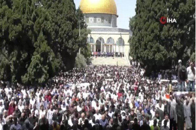 120 bin Müslüman Mescid-i Aksa'da saf tuttu