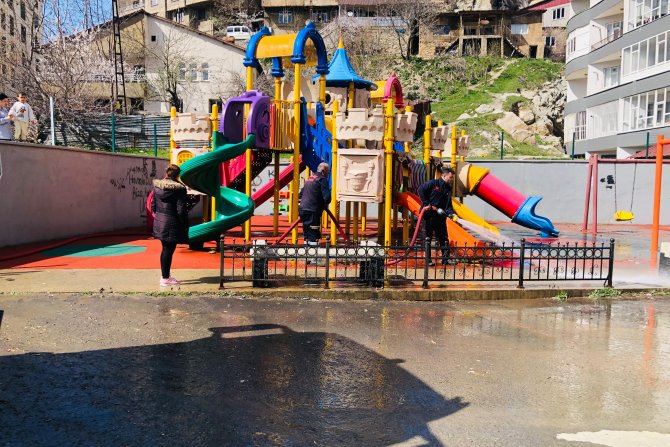 Hakkari’deki çocuk parkları tazyikli suyla yıkandı