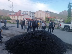 Hakkari belediyesi asfalt yama çalışması başlattı