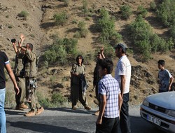 PKK vekillerin aracını durdurdu