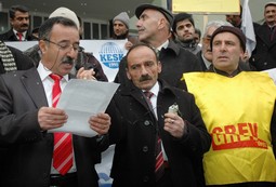 TEKEL İŞÇİLERİNE HALAYLI DESTEK