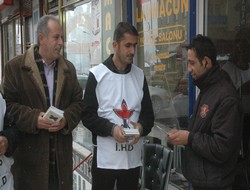 İHD 1500 adet Türkçe, Kürtçe kitapçık dağıttı