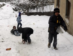Yüksekova'da çocukların kar keyfi