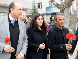 BDP Heyeti Çorum'da çiçeklerle karşılandı