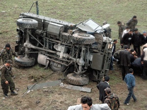 ASKERİ ARAÇ KAZA YAPTI 7 YARALI