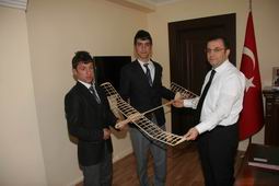 VALİ`YE MODEL UÇAK HEDİYE ETTİLER