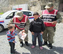 Jandarma'dan çocuklara 23 Nisan hediyesi