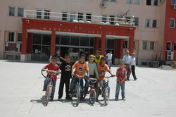 İNSAN GİBİ YAŞAMAK İSTİYORUZ