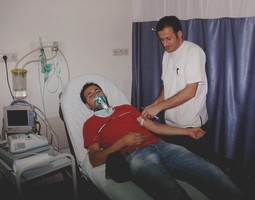 GAZ BOMBASI MUHABİRİ HASTANELİK ETTİ