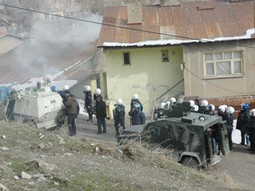 HAKKARİ`DE 10 KİŞİ GÖZALTINA ALINDI