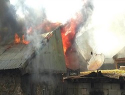 Üzümkıran köyündeki yangın iki evi kül etti