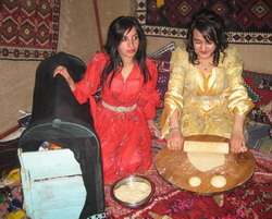 HAKKARİ  DE YÖRESEL KIYAFET DEFİLESİ