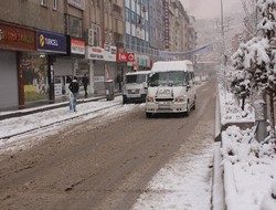 Hakkari'de kar yağışı; hayat durdu