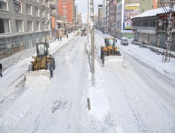 Yüksekova'da kar yığınları ile mücadele