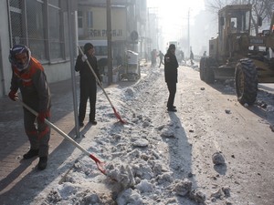 Yüksekova sokakları kardan temizlendi