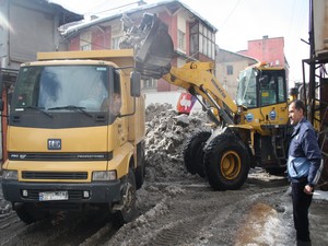 Yüksekova sokaklarında buzla mücadele
