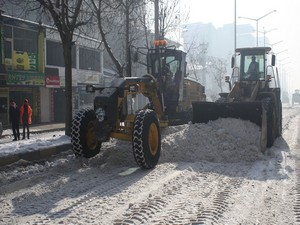 Yüksekova kardan temizleniyor
