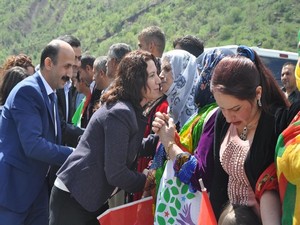 Çukurca HDP adaylarını bağrına bastı
