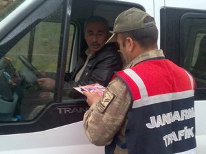 Jandarma' Trafik Haftası' kapsamında hediyeler dağıttı