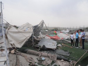 Cizre’de şiddetli rüzgar halı sahayı yıktı