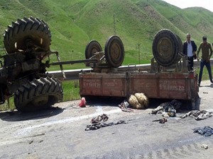 Berivanları taşıyan traktör devrildi 29 yaralı