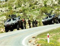 Hakkari'de askeri araçlara roketli saldırı