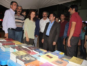 HDP Milletvekili Irmak Kürtçe kitap standını ziyaret etti