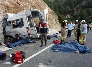 Minibüs devrildi 9 ölü 30 yaralı