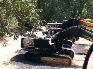 PKK Şemdinli'de 5 iş makinesini ateşe verdi