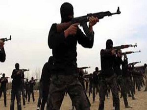 IŞİD 200 kişiyi idam etmek için direklere bağladı