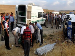 Şemdinli’de yolcu otobüsü kaza yaptı 18 yaralı