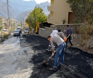Belediye bozulan yolları onarıyor