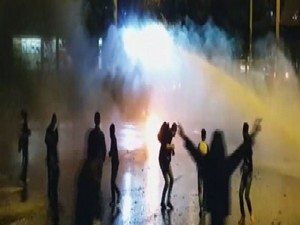 Hakkari Kıranda göstericiler polisle çatıştı