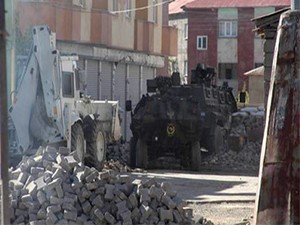 Yüksekova'da barikat gerginliği 2 ölü-3 yaralı