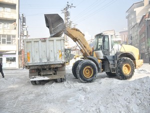Yüksekova'da kar ve buzla mücadele çalışması