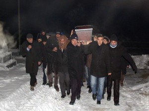 Cenazeler eksi 22 derece soğukta toprağa verildi