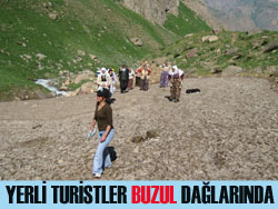 YERLİ TURİSTLER BUZUL DAĞINDA