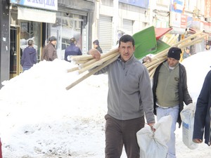 Hakkari'de kar kürekleri satışı arttı