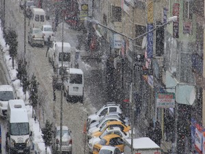 Hakkari'de kar yağışı yeniden başladı