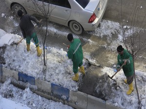 Hakkari'de orta refüjler kardan temizleniyor
