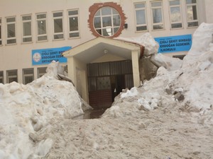 Sınırdaki kar esareti okul bahçesine yansıdı