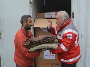 Hakkari Kızılayı 100 aileye yardım dağıttı