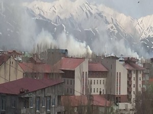 Yüksekova Güngör Mahallesinde dumanlar yükseliyor