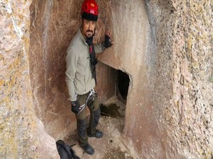 Dağcılar Urartu kaya mezarlıklarına tırmandı