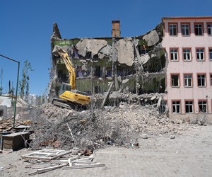 Yüksekova'daki hasar gören okullarda yıkım devam ediyor