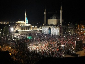 Türk bayrakları ile demokrasi nöbeti sürüyor