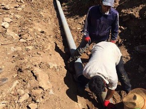 Durankaya'da belediye, halk birlikte su arızasını giderdi