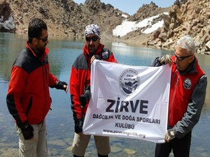 İran’ın zirvesinde Hakkarili dağcılar