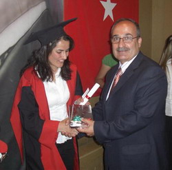 ÜNİVERSİTE DE MEZUNİYET TÖRENİ