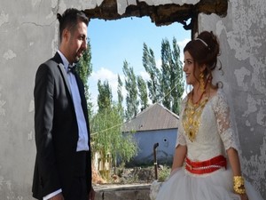 Yüksekova'da yıkıntılar arasında düğün